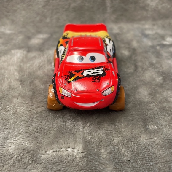 Disney / Pixar Cars Cars 3 XRS Mud Racing Lightning McQueen Diecast Car XRS - Picture 4 of 5